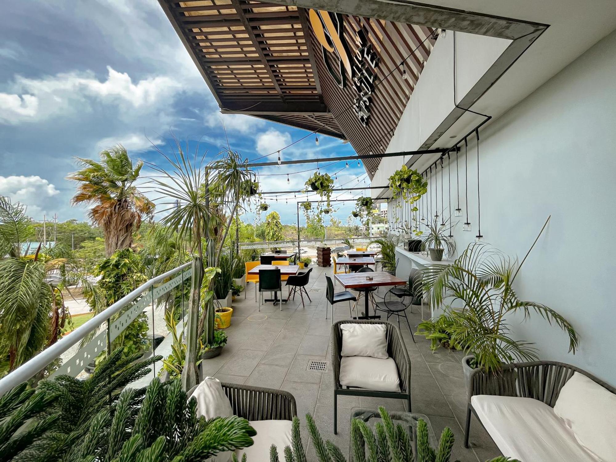 The Yellow Capsule Cancun Close To Airport Exterior foto